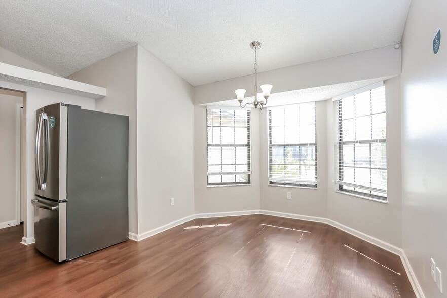 Building Photo - 2015 Cardiff Ln