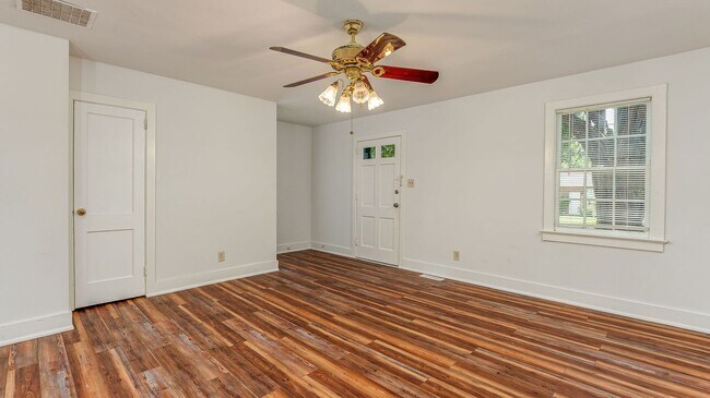 Building Photo - 3 Bedroom 1 Bath Townhouse in Wagener Terrace - Charleston Peninsula