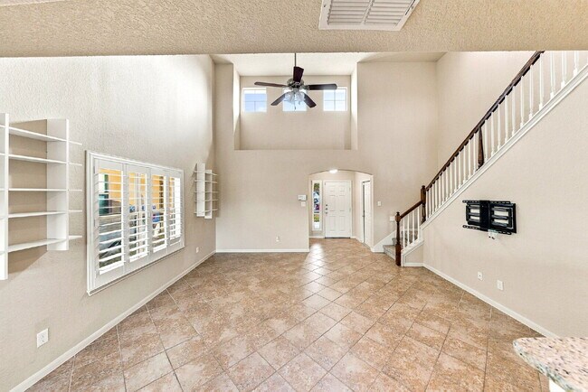 Building Photo - VIEWS VIEWS VIEWS! Ask about our rent incentives and Book your self guided tour today!