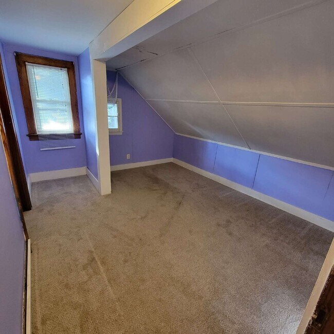 Building Photo - 1413 S 76th St