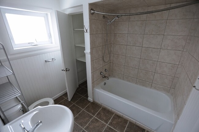 Building Photo - 826 4th St NW