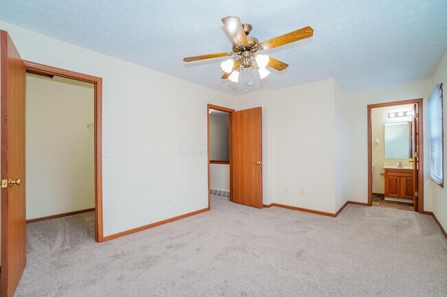 Building Photo - 2672 Fernwood Ave