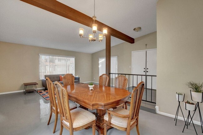 Building Photo - Fully Furnished, One Story, Near Strip, All Utilities Included with Flexible Lease Terms