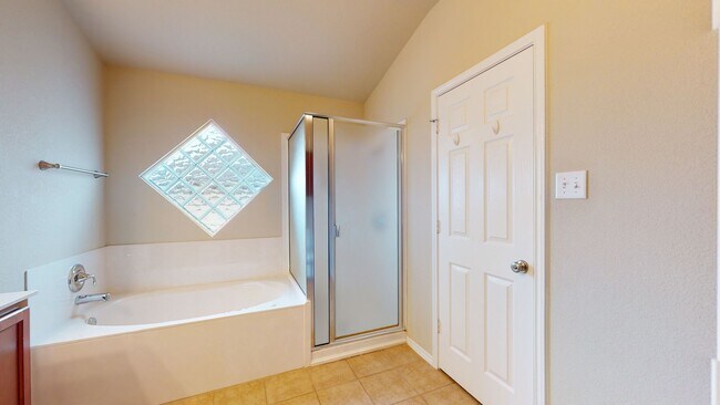 Building Photo - HUGE HOUSE ON A CORNER LOT IN COPPERAS COVE!