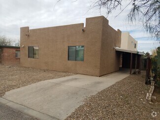 Building Photo - 221 E Elm St