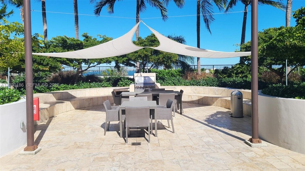 Building Photo - 1000 Venetian Way