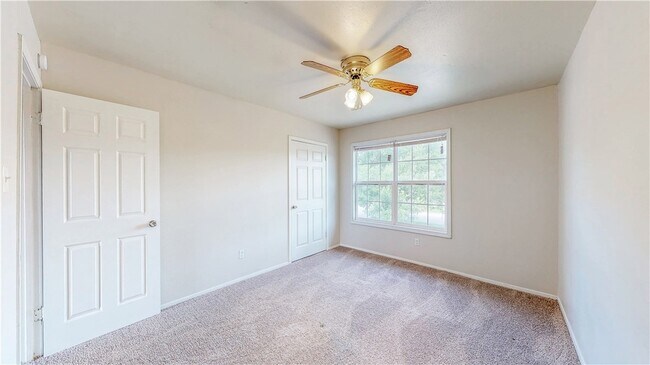 Building Photo - 2912 Prairie Flower Cir