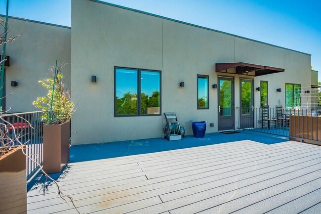 Building Photo - 206 E Live Oak St