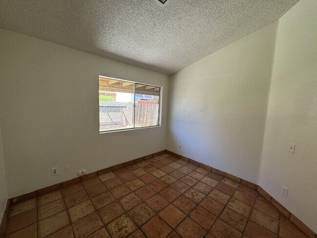 Building Photo - North Phoenix 2 bedroom Duplex