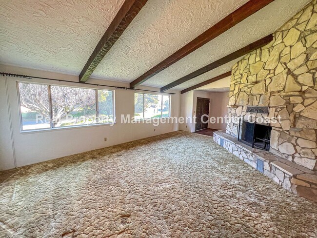 Building Photo - AVAILABLE OCTOBER - Large 4 Bedroom / 3 Ba...