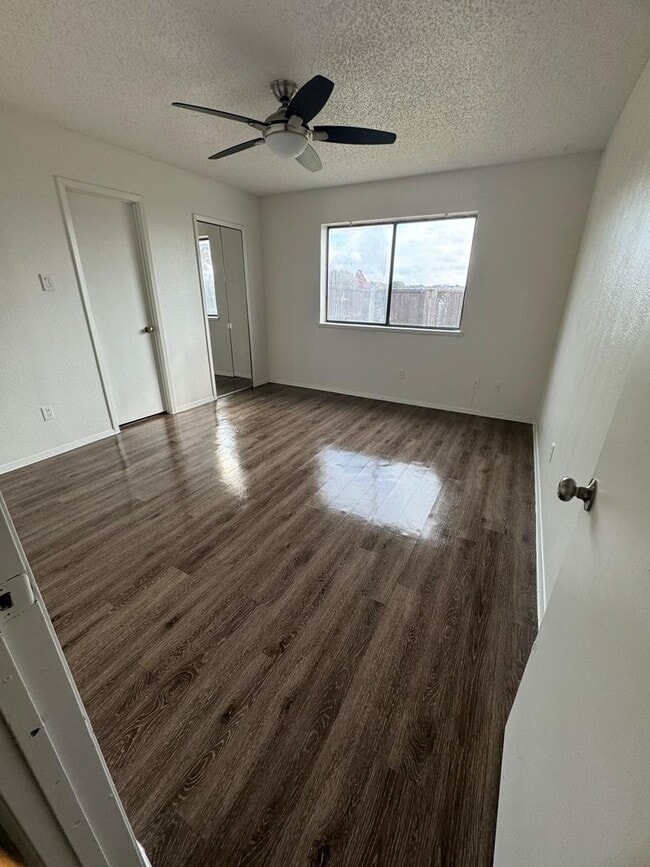 Building Photo - 2320 Montclair Cir