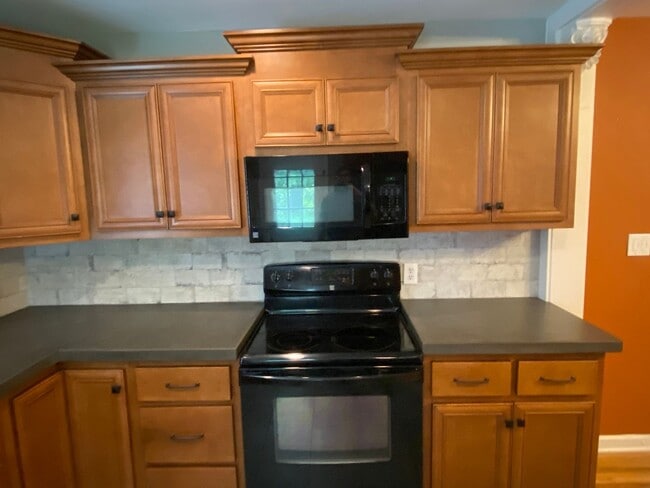 Building Photo - 2 Bed Home in North Chattanooga! Leasing S...