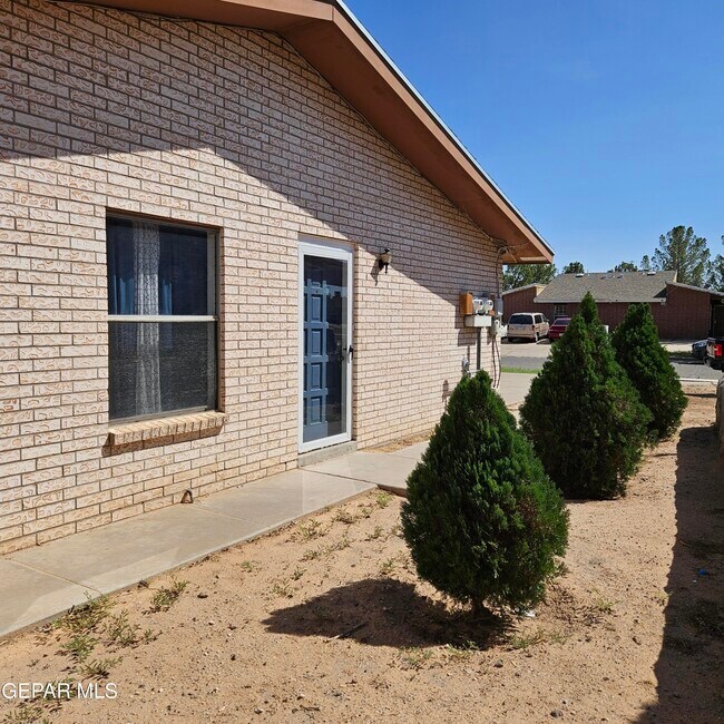 Building Photo - 3567 E Glen Dr
