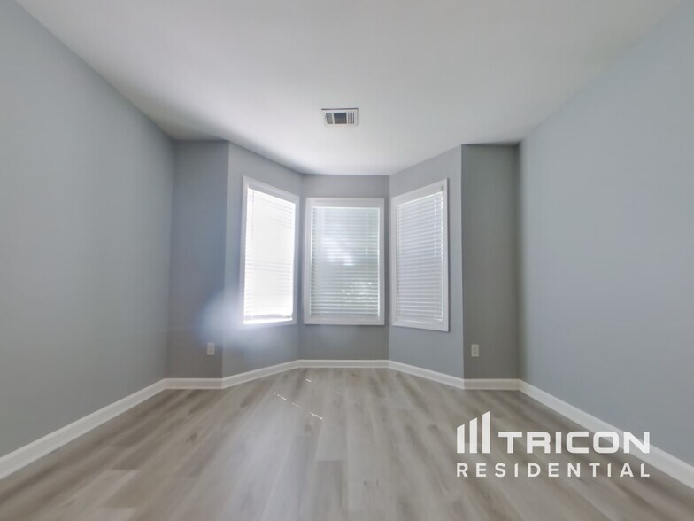 Building Photo - 293 Holbrook Dr