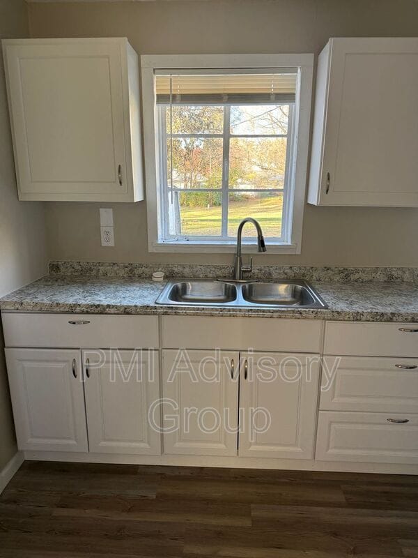 Building Photo - 216 SW Heights Rd