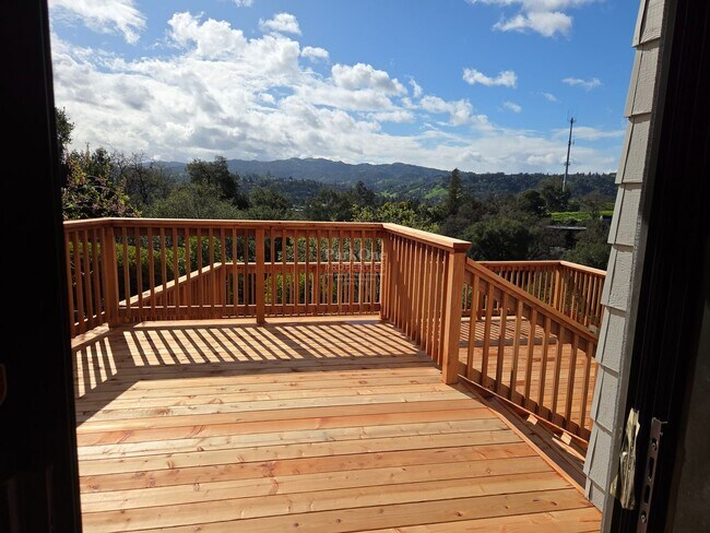 Building Photo - Spacious Walnut Creek Home