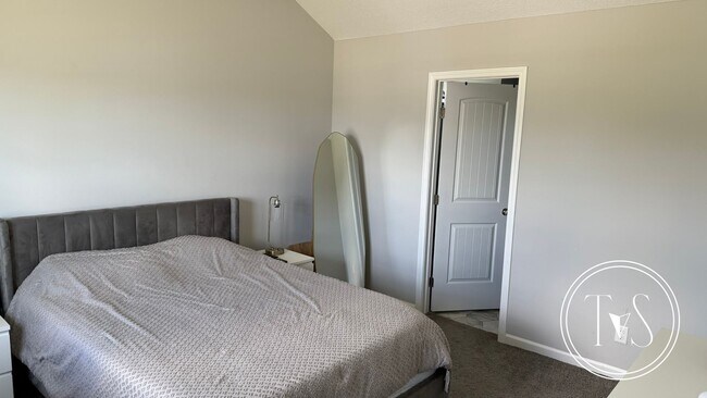 Building Photo - RATE DROP ALERT (was $2600/month)!