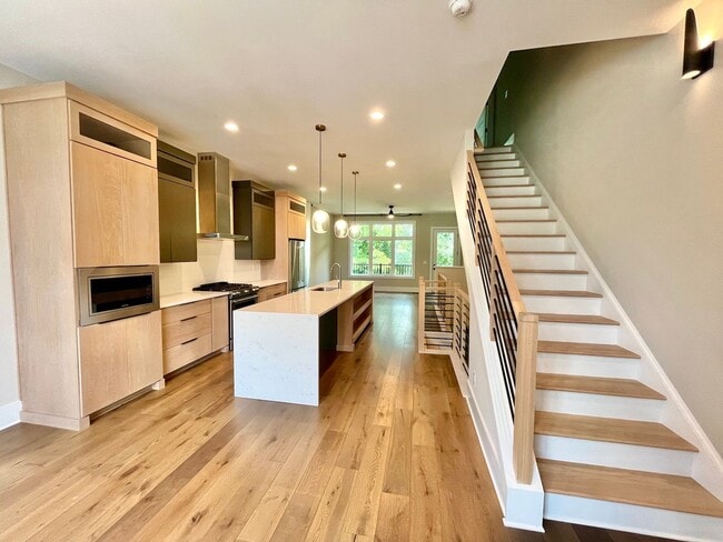 Building Photo - LUXURY Rooftop Terrace Townhome