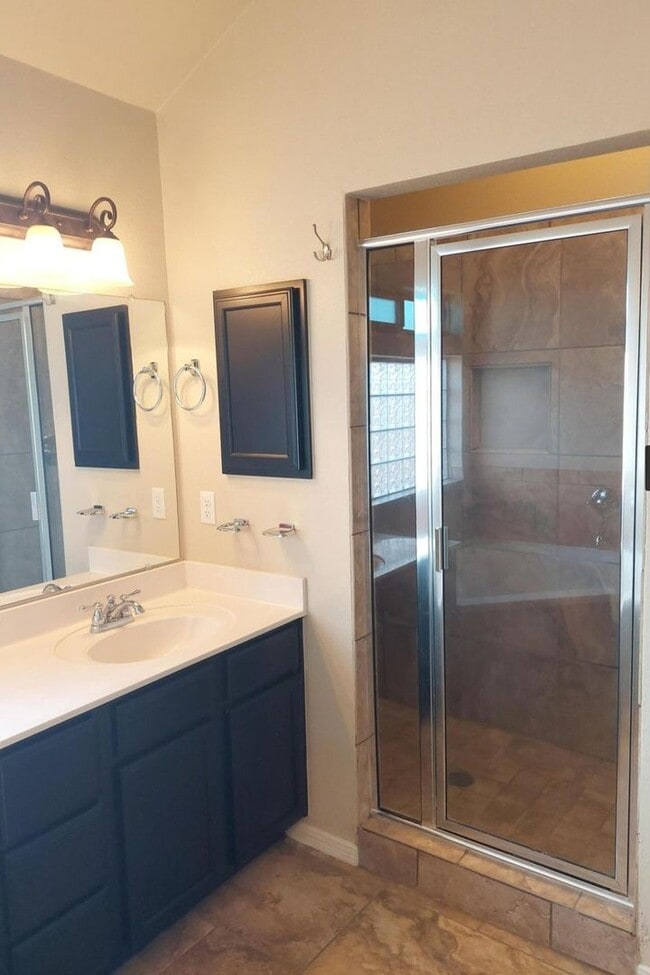 Building Photo - 3 bedroom 2 bathroom beautiful rental ! Available November