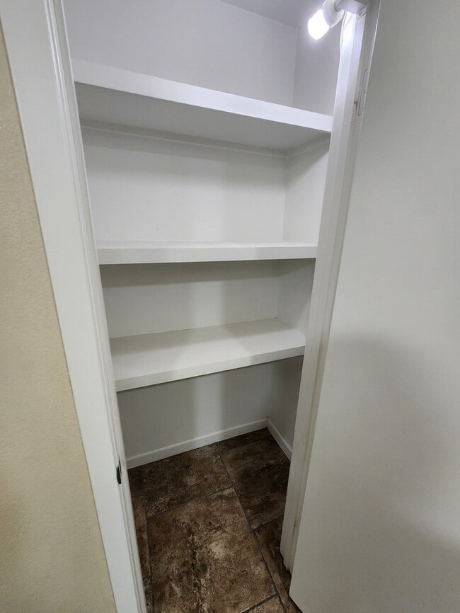 Building Photo - 4 bed 2 1/2 bath home, 2 car garage!