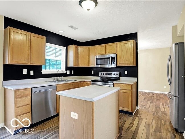 Building Photo - 7133 Silver Lake Dr