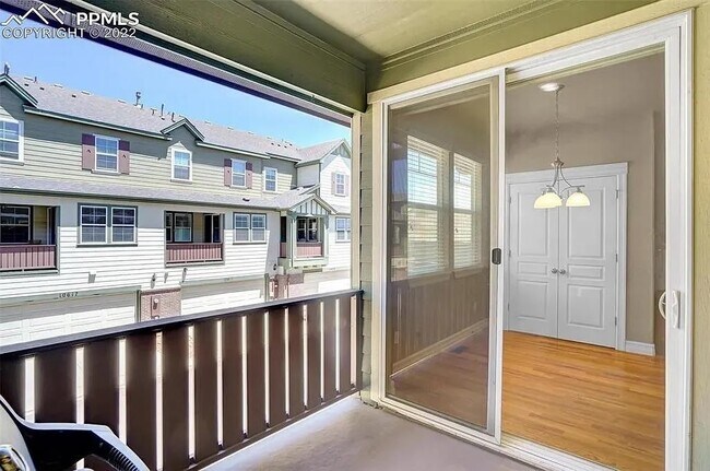 Building Photo - Beautiful 2 bedroom townhouse near Pine Cr...