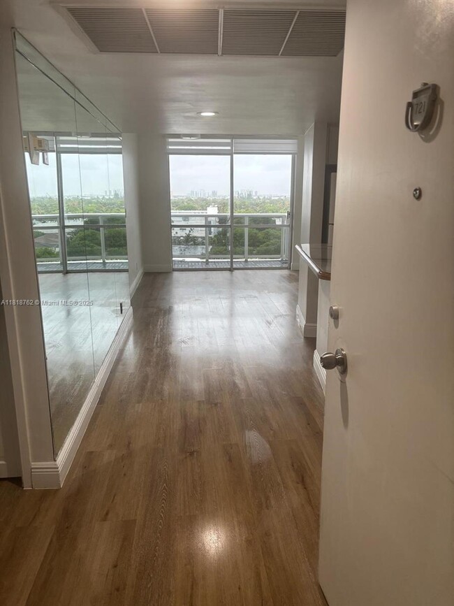 Building Photo - 900 Bay Dr