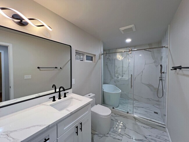 Building Photo - Freshly Remodeled 5BR Home in Prime Bellevue Enatai