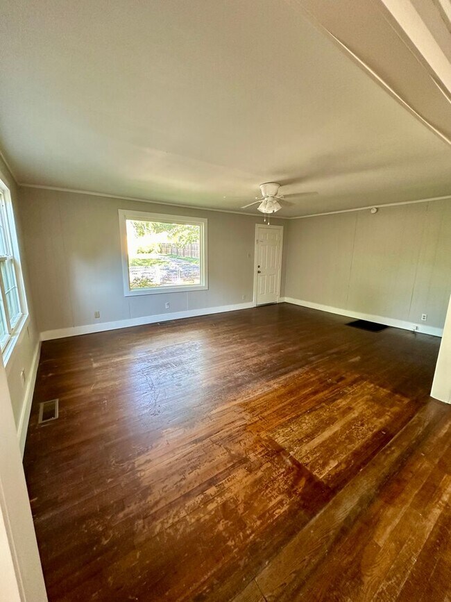 Building Photo - 312 Cooper St