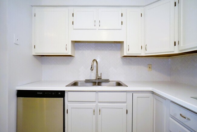 Building Photo - 50 Brookside Dr