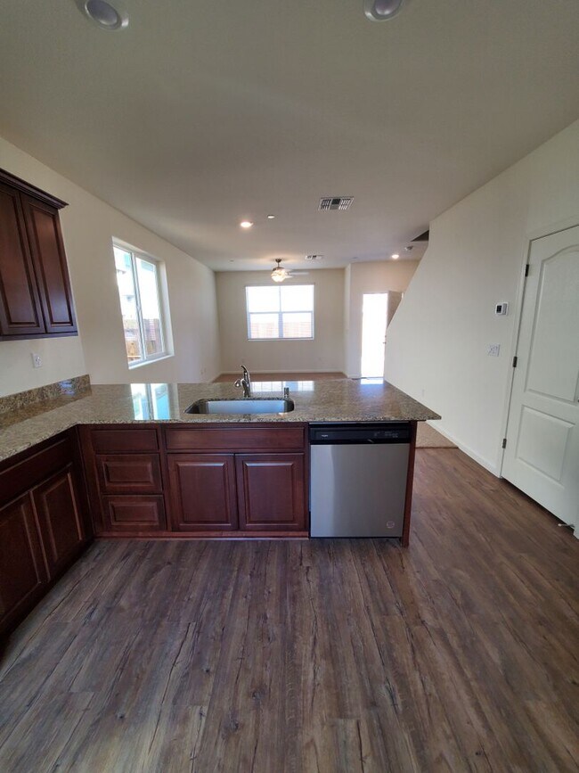 Building Photo - 3br, 2.5ba - Five Year Old - Solar - Single family home - Energy efficient - Linda, CA