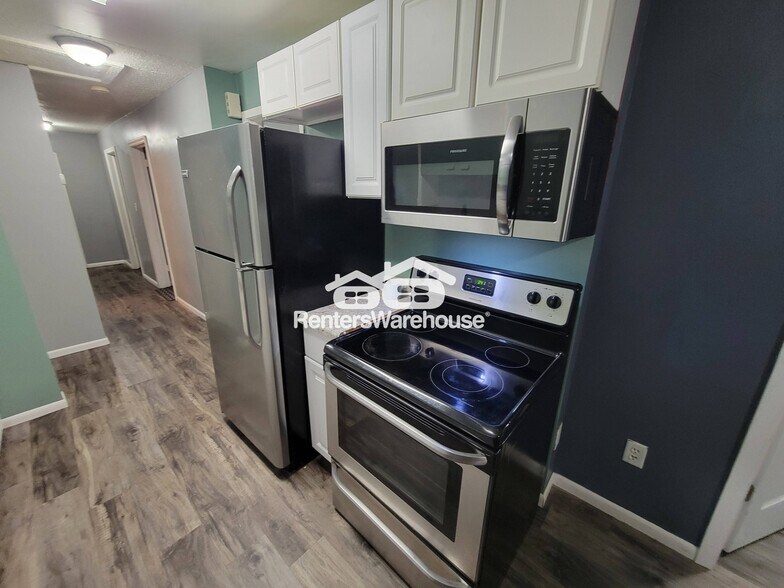 Building Photo - 9375 Country Dr