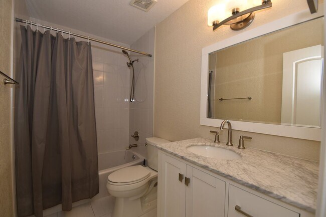 Building Photo - Stunning 2-Bedroom Condo 2nd Floor at The Lakes!