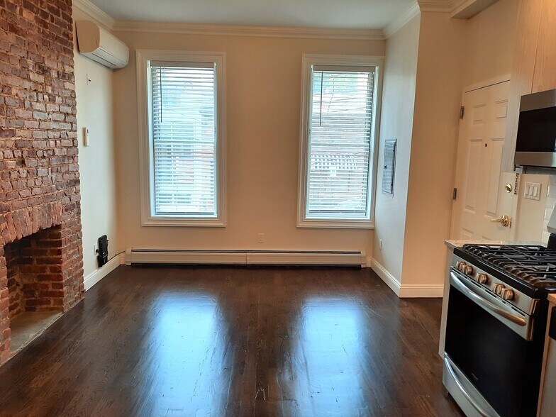 Building Photo - 158 6th St