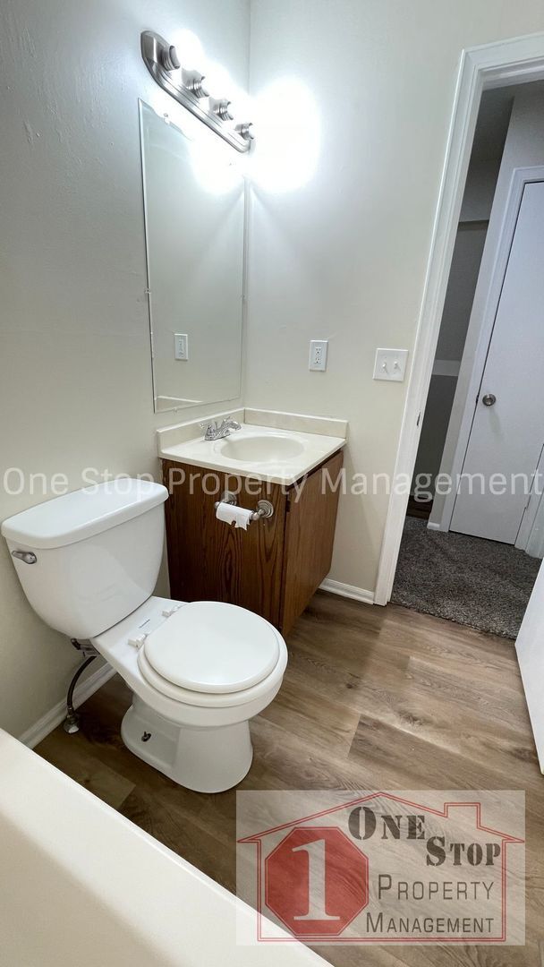 Building Photo - Beutiful duplex 2-bedroom, 1-bath in Blue ...
