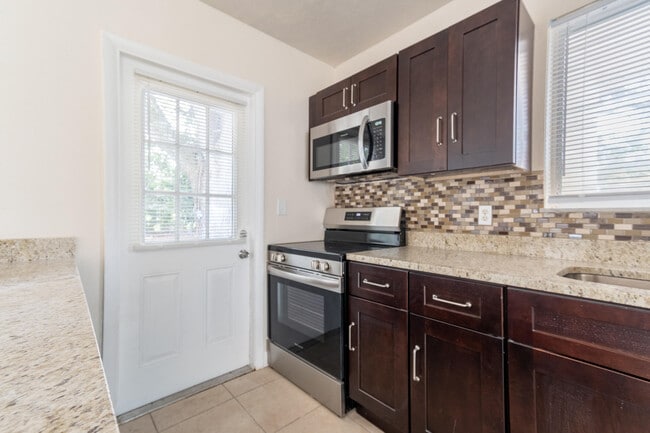 Building Photo - 170 SE Serenata Ct