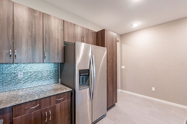 Building Photo - Great 3 Bedroom Townhome - NEW Carpet!