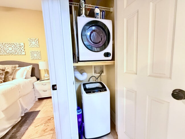 Building Photo - 509 S Willow Ave