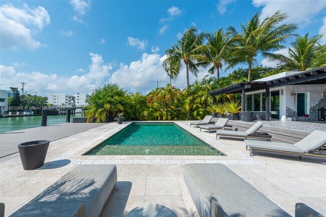 Building Photo - 970 S Shore Dr