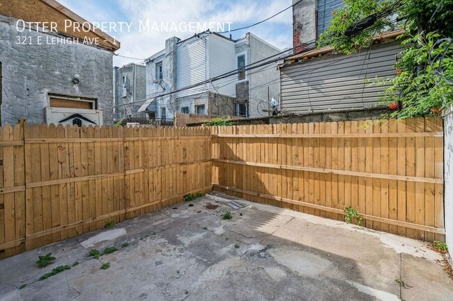 Building Photo - Lovely 3BR/1BA Apt with Backyard & Washer/...