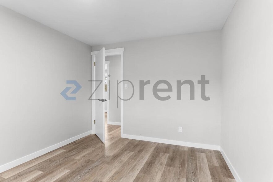 Building Photo - 1020 151st Ave SE