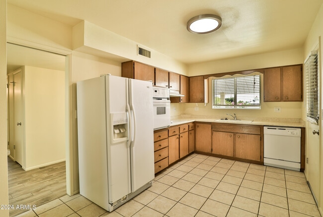 Building Photo - 9860 N 105th Ave