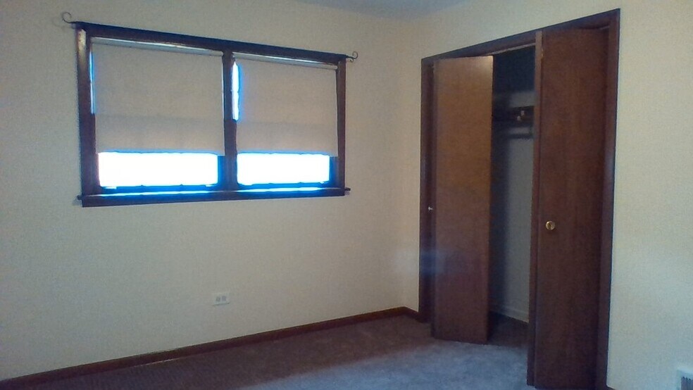 South window bedroom w/closet 12.5x11.5 - 2214 N 74th Ct