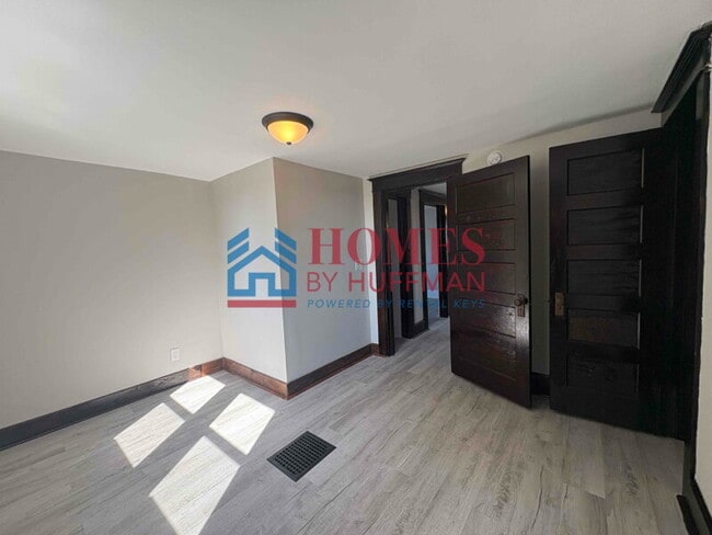 Building Photo - Five Bedroom House | 2 Full Bath | Move In...