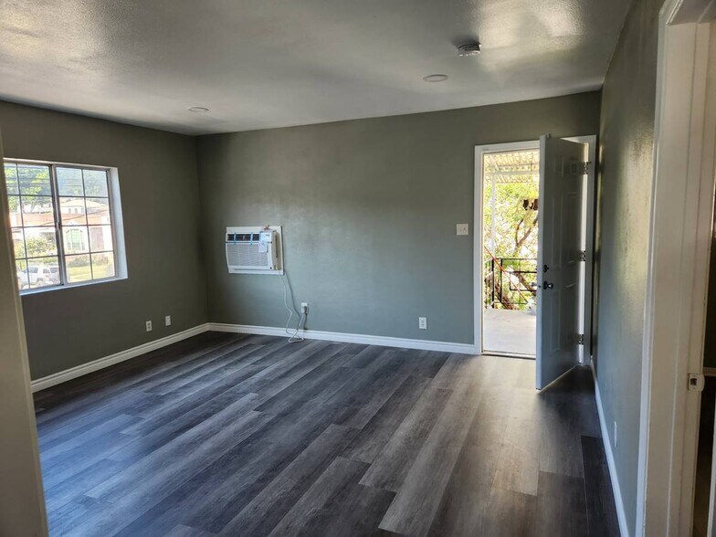 Living Room - 4639 Lincoln Ave