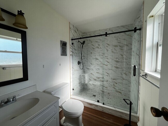 Building Photo - New Rental Listing!