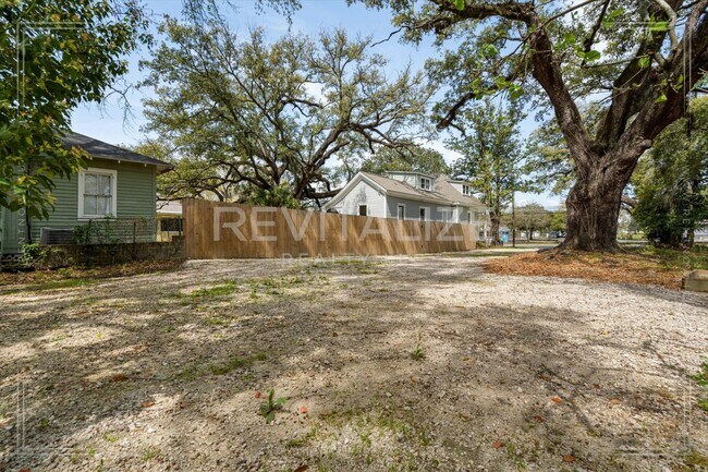 Building Photo - Beautiful Victorian Home in the Heart of S...