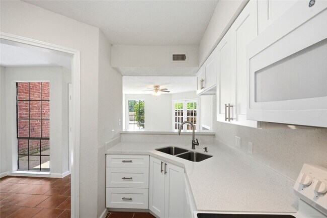 Building Photo - 12500 Sandpiper Dr