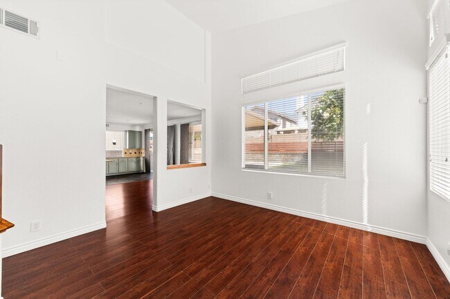 Building Photo - Beautiful 2 Story Home