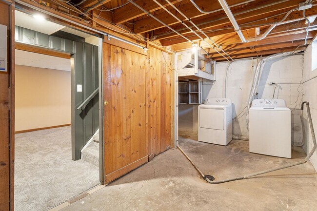 Building Photo - Gorgeous 2 bedroom 1 bathroom house!